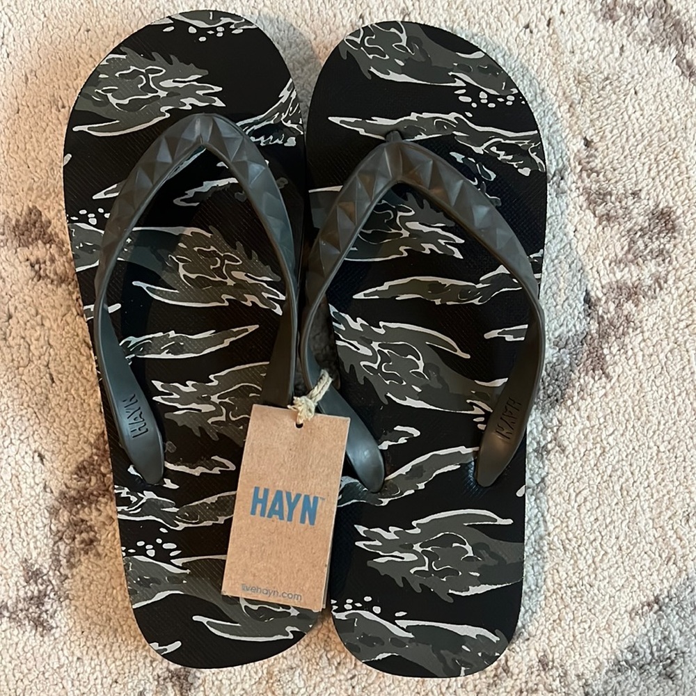 NWT. Hayn flip flop. Color white and gray.